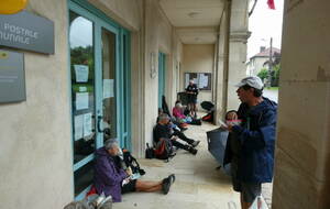 Pique nique au porche de la mairie de Stainville