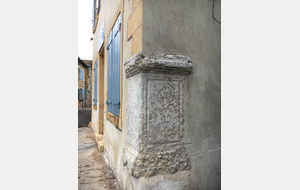 Vestige gallo-romain inséré dans le mur d'une maison de Savigny