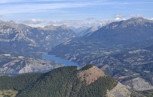 Au loin le lac de Serre Ponçon